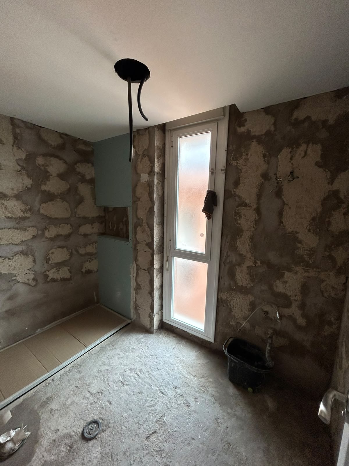 Baño en proceso de reforma, preparado para instalar los nuevos revestimientos